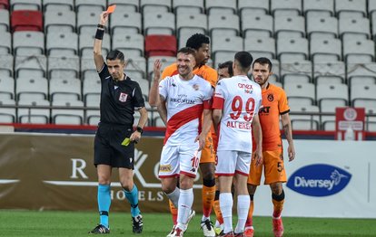 Son dakika spor haberi: Antalyaspor Galatasaray maçında Lukas Podolski kırmızı kart gördü! İşte o pozisyon...