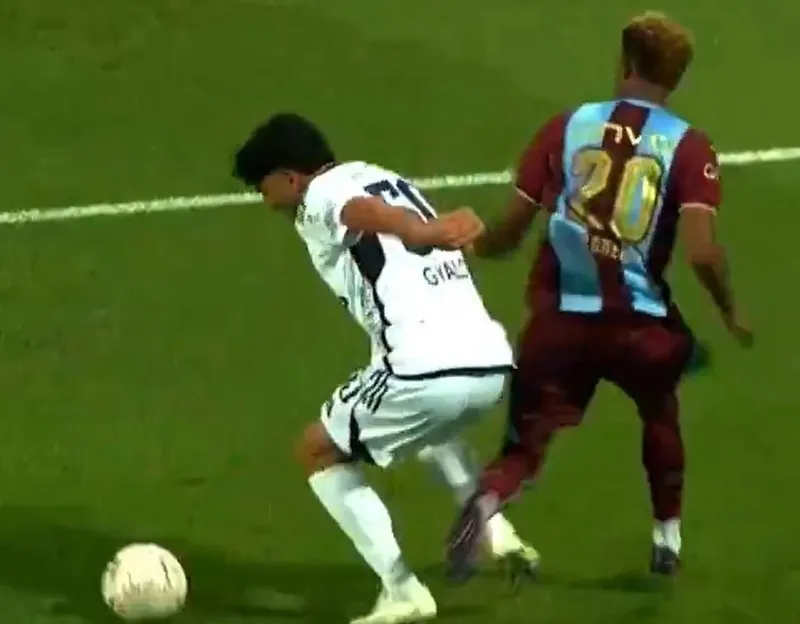Kasımpaşa-Trabzonspor maçında hakem penaltı noktasını gösterdi! - 1