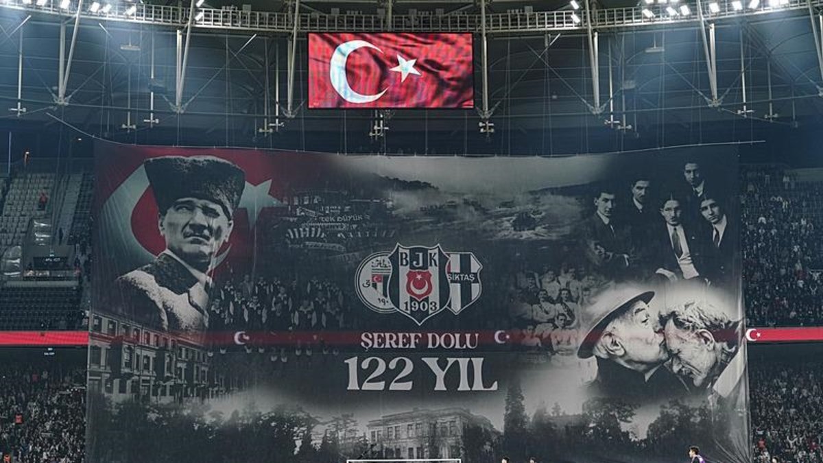Beşiktaş'tan 122. yıl için anlamlı koreografi Beşiktaş'tan 122. yıl için anlamlı koreografi