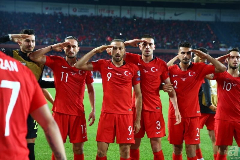Dünden bugüne ’Asker Selamı’ veren futbolcular
