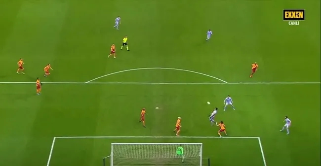 Galatasaray - Barcelona maçında ilk yarının son anlarında top direkten döndü! - 1