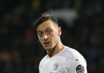 Özil'in menajerinden flaş açıklama!