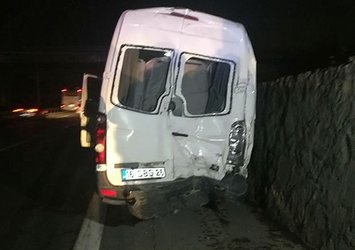 Bursaspor taraftarlarını taşıyan minibüsüne TIR çarptı