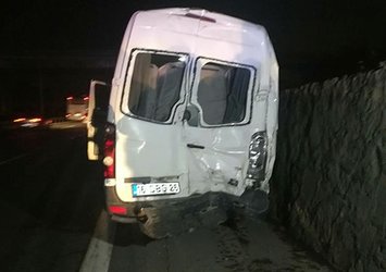 Bursaspor taraftarlarını taşıyan minibüsüne TIR çarptı