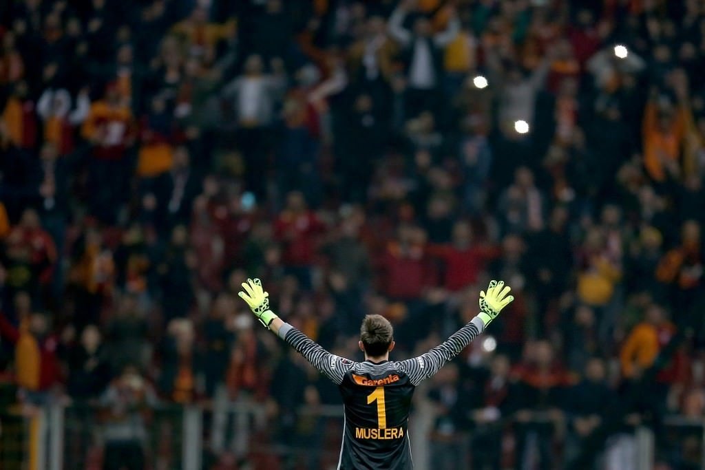 Chelsea, Muslera’yı istiyor