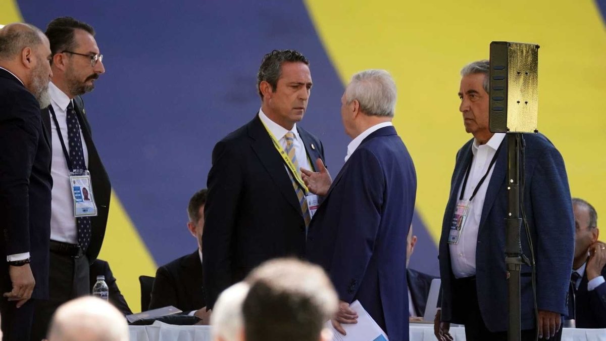 FENERBAHÇE HABERİ | Kadıköy'de Ali Koç'a tepki Aziz Yıldırım'a destek! İşte o anlar FENERBAHÇE HABERİ | Kadıköy'de Ali Koç'a tepki Aziz Yıldırım'a destek! İşte o anlar