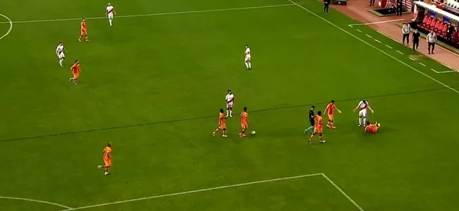 Son dakika spor haberi: Antalyaspor Galatasaray maçında Lukas Podolski kırmızı kart gördü! İşte o pozisyon... - 1