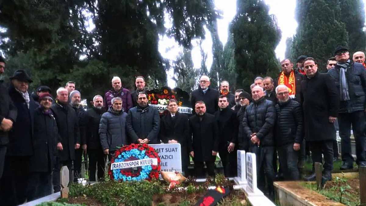 Ahmet Suat Özyazıcı kabri başında anıldı