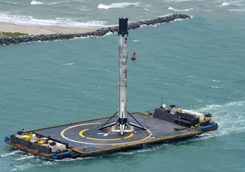 SpaceX'in tarihi fırlatışı gerçekleştiren roketi karaya ulaştı!