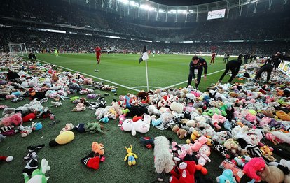 Beşiktaş tribünlerinden atılan oyuncaklar depremzede çocuklar için İskenderun’a ulaştı