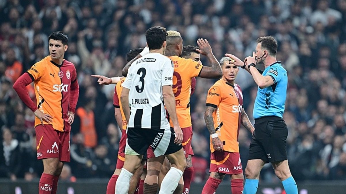 Galatasaray'dan maç sonu kırmızı kart tepkisi! İngilizce bilmeyen hakem nasıl oldu da... Galatasaray'dan maç sonu kırmızı kart tepkisi! İngilizce bilmeyen hakem nasıl oldu da...
