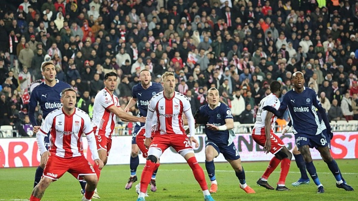 Sivas'ta kırmızı kart çıktı! İşte Net Global Sivasspor - Fenerbahçe maçındaki o pozisyon Sivas'ta kırmızı kart çıktı! İşte Net Global Sivasspor - Fenerbahçe maçındaki o pozisyon