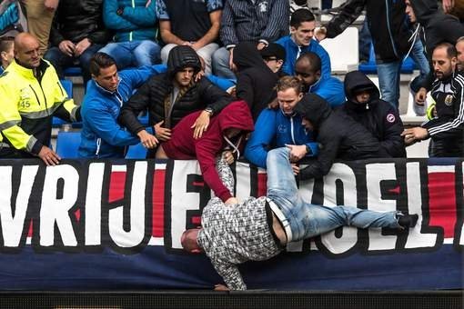 Önce dövdüler sonra tribünden attılar!