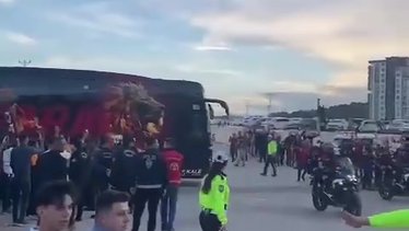 Galatasaraylı futbolcular takım otobüsünün camlarına vurarak stada geldi