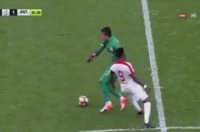 Muslera orta sahada Eto’o’yu çalımladı