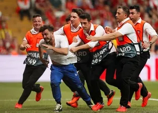 Liverpool - Chelsea maçında davetsiz misafir!