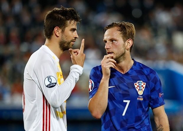 İspanya Pique’nin el hareketini konuşuyor