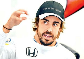 Fernando Alonso'ya arabaya çarptı!