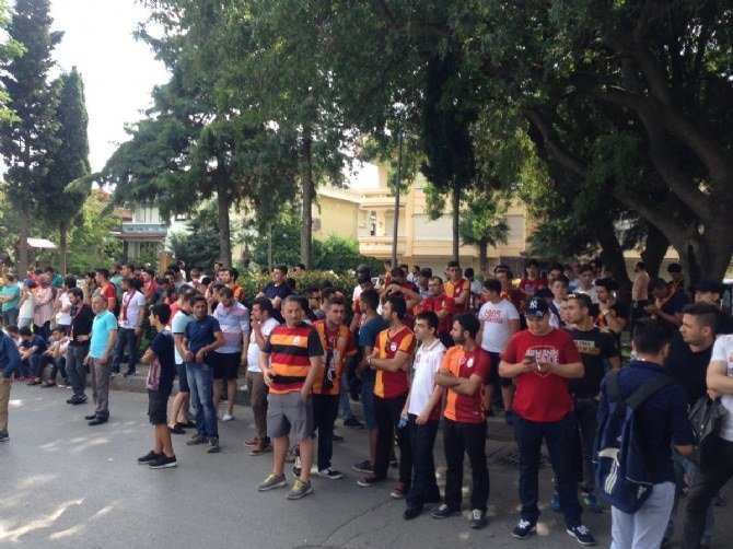 Florya’da Dursun Özbek istifa sesleri!