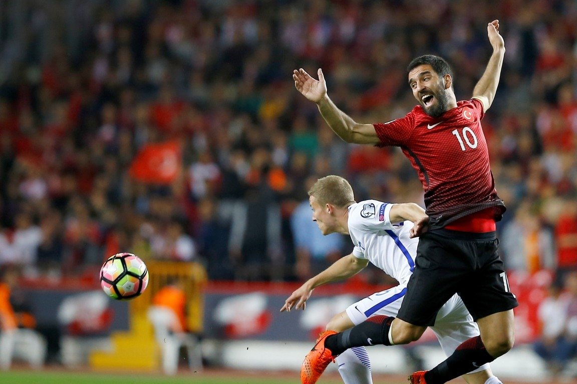 Arda Turan, uçakta gazeteciyle kavga etti