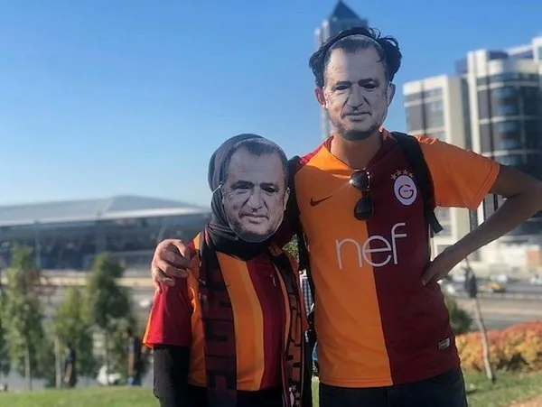 Galatasaray taraftarları stada Fatih Terim maskesiyle geldiler! - 1