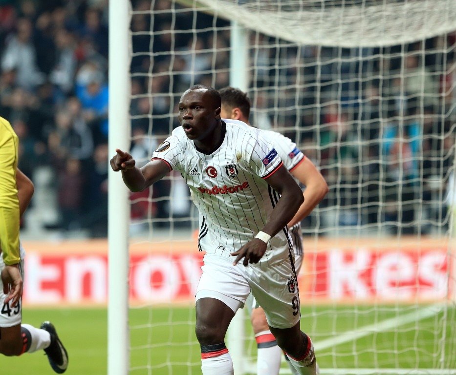 Talisca ve Aboubakar Ada yolcusu