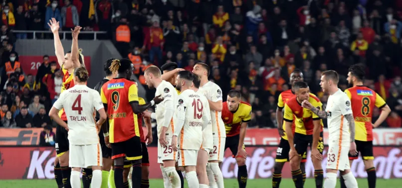 Göztepe Galatasaray maçında saha karıştı!