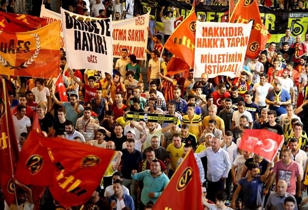Taraftar grupları demokrasi yürüyüşünde