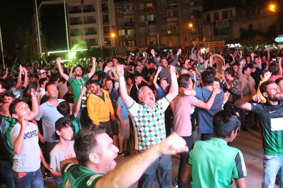 Akhisar sokağa döküldü!
