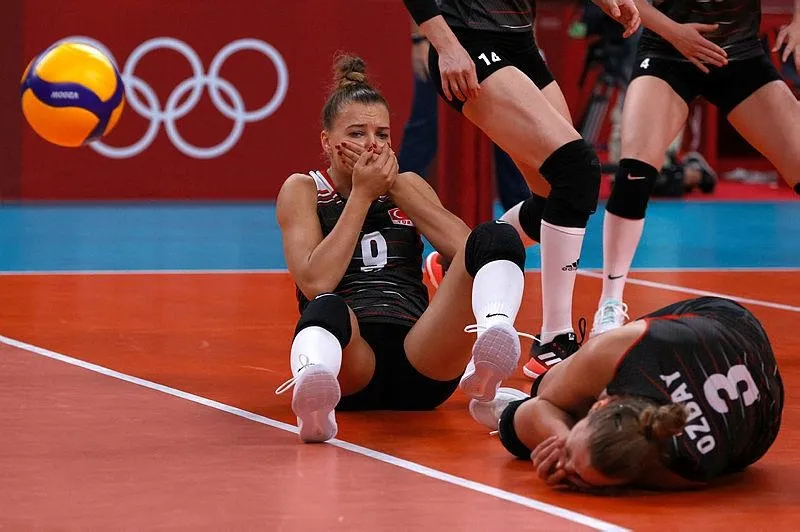 Türkiye-Rusya voleybol maçında korkutan anlar! Meliha İsmailoğlu ile Cansu Özbay çarpıştı - 1