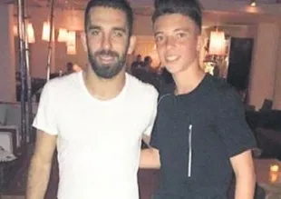 Mikonos’ta Arda Turan'a büyük ilgi