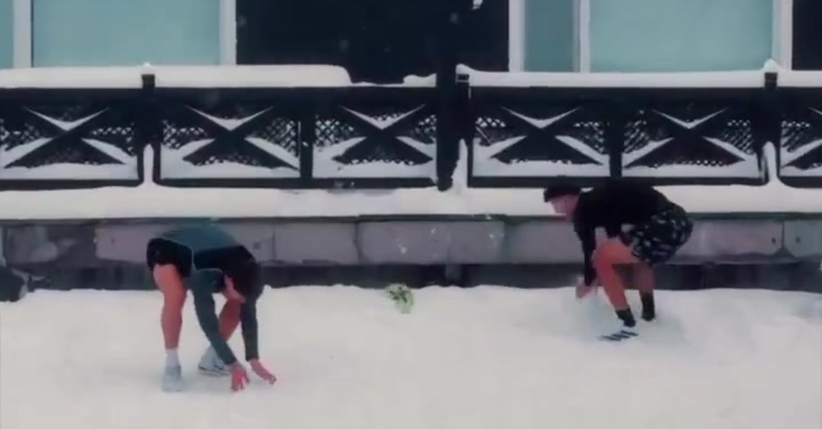 Arda Güler ve Yiğit Efe Demir kar topu oynuyor.