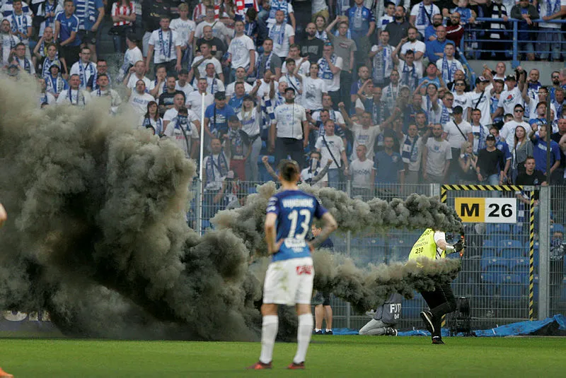 Taraftar sahaya indi, Legia Varşova şampiyon oldu - 1