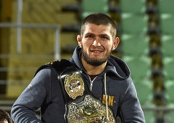 Khabib son maçını kazanıp emekli oldu!