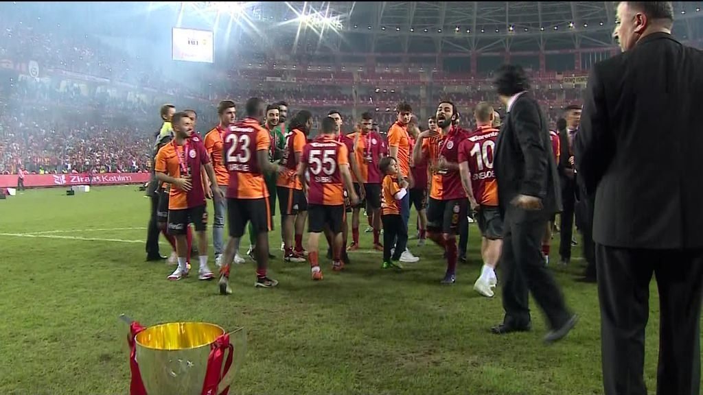 Aslan kupasını kaldırdı!