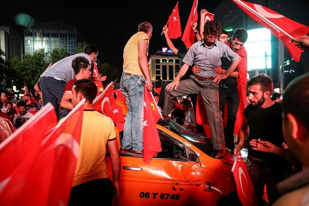 Halk demokrasi nöbetinde