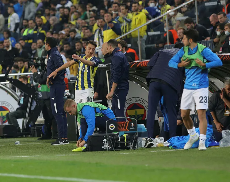 FENERBAHÇE HABERLERİ: Mesut Özil'den sert tepki! Su şişelerini tekmeledi - 2