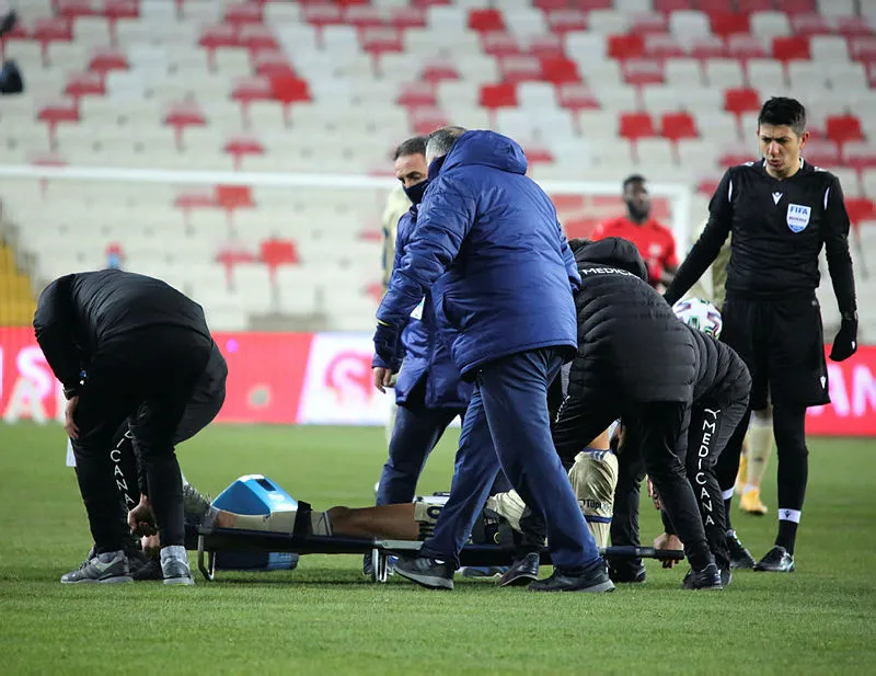 Fenerbahçe'de Tisserand oyuna devam edemedi - 1