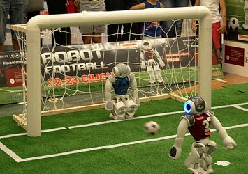 Robot futbolcular insan rakiplerine karşı mücadeleye hazırlanıyor