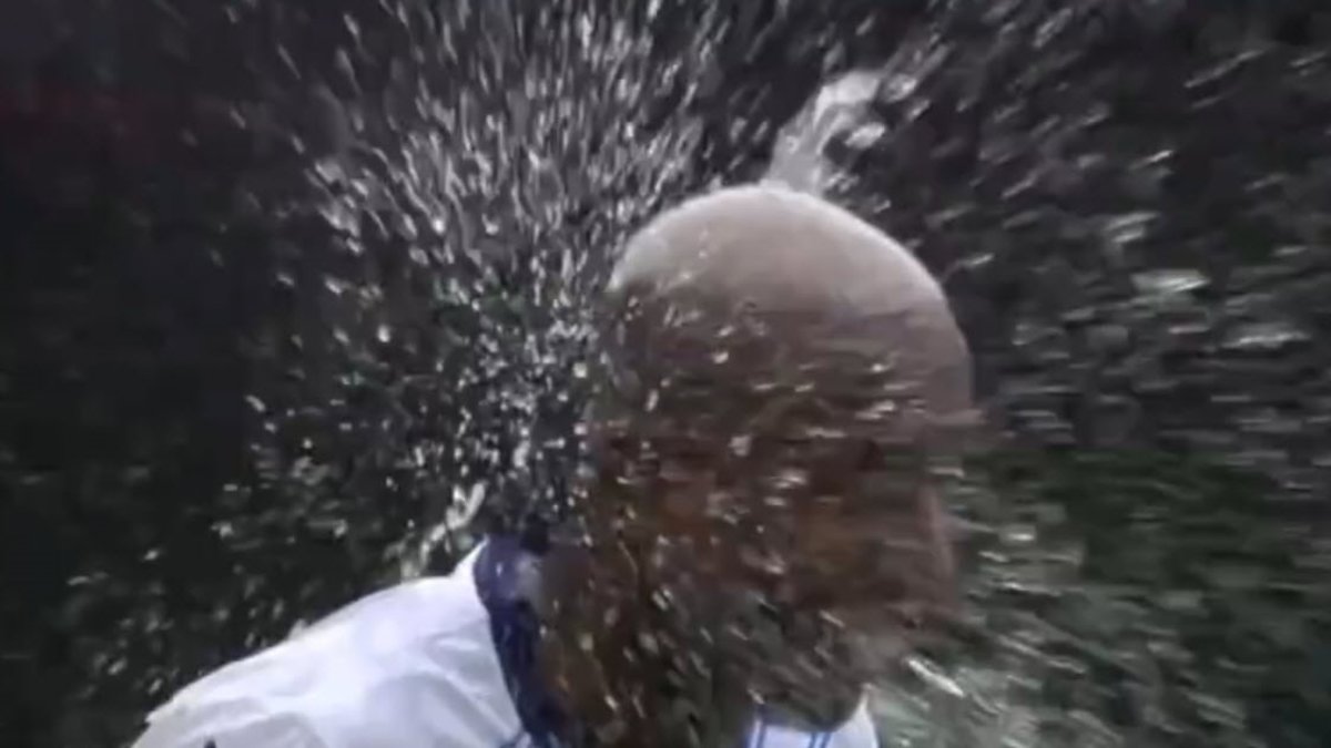 Anderson Talisca'ya gol sonrası şok! Su şişesi boynuna isabet etti Anderson Talisca'ya gol sonrası şok! Su şişesi boynuna isabet etti