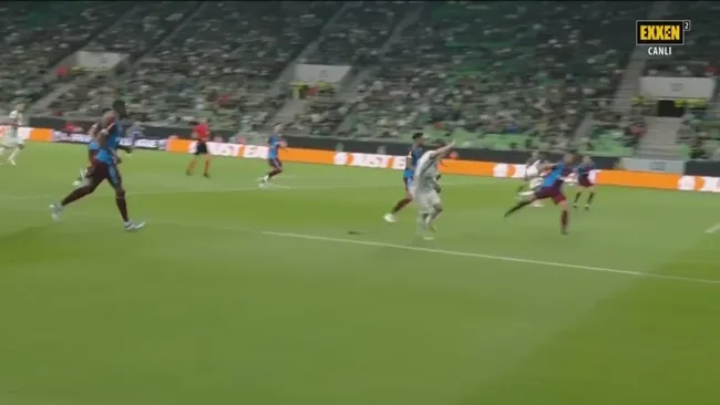 Ferencvaros - Trabzonspor maçında penaltı kararı! İşte Vitor Hugo'nun o müdahalesi... - 1