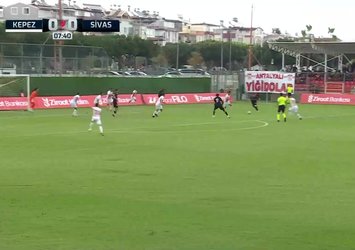 Sahalarda ender görülen gol! Çizginin üstünde dönen top...