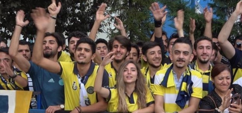 Fenerbahçe kafilesine Denizli'de coşkulu karşılama