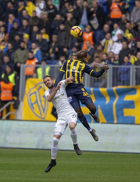 Golden sonra kendini yerde buldu!