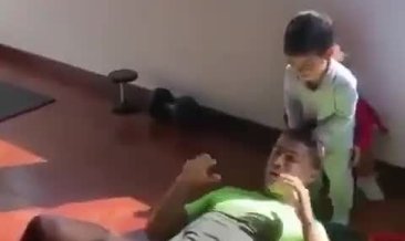 Cristiano Ronaldo çalışmalarını çocuklarıyla sürdürüyor