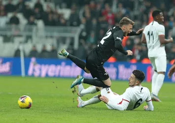 Yasin’i VAR’dan izleyip attı