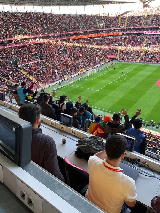Depremzede çocuklar 23 Nisan'da Galatasaray - Fatih Karagümrük maçını tribünden izledi - 2