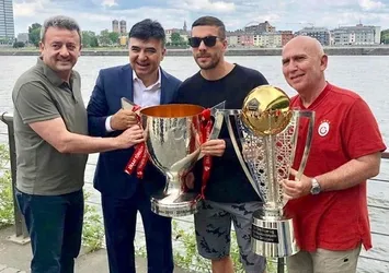 Poldi kupayı kaldırdı!