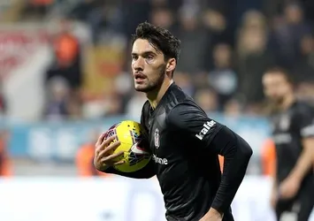 Umut Nayir gitmiyor