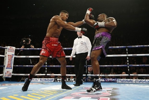 Tek yumrukla rakibini nakavt etti